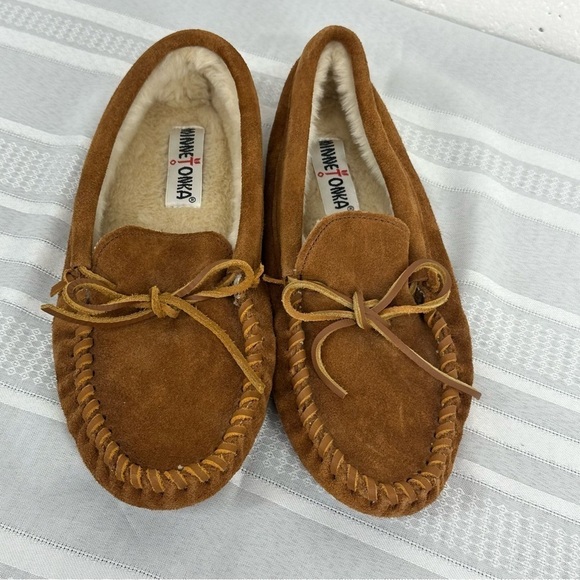 Minnetonka size 8 Rust Brown Suede Faux Sherpa Lined Moccasins - Picture 1 of 9